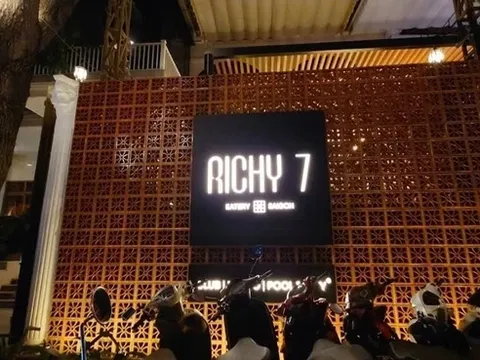 Bắt nhóm người nước ngoài điều hành nhà hàng chứa mại dâm ở TP.HCM