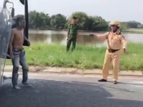 Nghẹt thở khống chế lái xe tải 'ngáo đá', lạng lách, cầm dao cố thủ