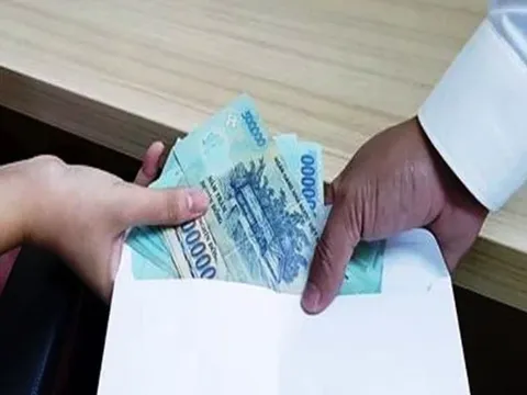 Cựu kiểm sát viên thay đổi lời khai, thừa nhận cầm 2 tỷ đồng