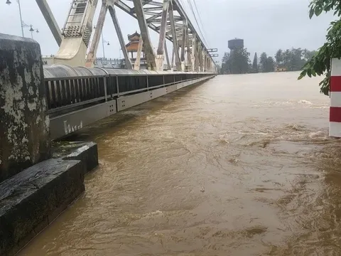 19 toa tàu chở đá giữ cầu Bạch Hổ giữa dòng lũ sông Hương