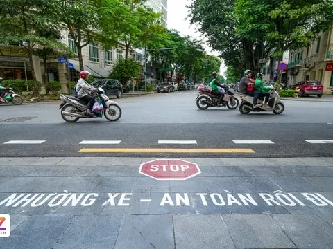 Cục CSGT lần đầu sơn chữ trên đường để nhắc tài xế giảm tốc