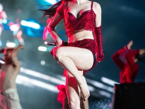 Tóc Tiên gợi cảm