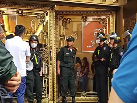 Cảnh sát khám xét 3 quán karaoke tại Hà Nội