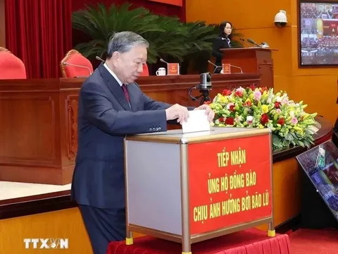 Tổng Bí thư Tô Lâm và các đại biểu quyên góp ủng hộ đồng bào