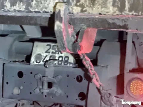 Xe 'HOWO' che biển số, chở đất chạy nườm nượp trong đêm