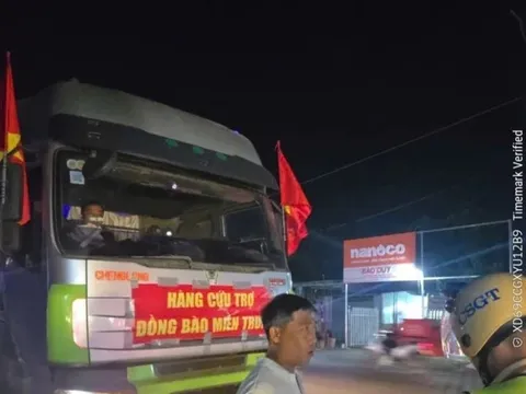 Xử lý xe container chở hàng quá tải ghi chữ 'cứu trợ miền Trung'