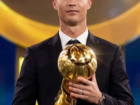 Ronaldo hoàn tất hat-trick giải thưởng
