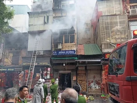 Cháy nhà 5 tầng giữa phố cổ Hàng Mã