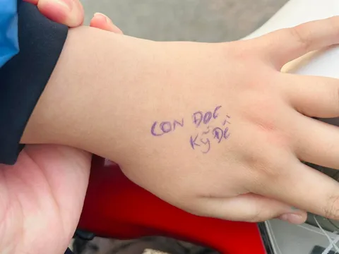 'Phao thi' của mẹ ghi trên tay bé lớp 1