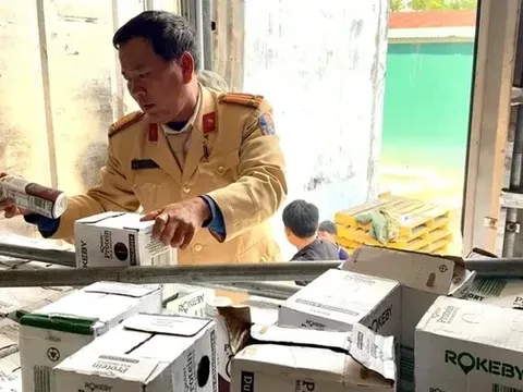 CSGT TP Huế phát hiện xe đầu kéo chở 10 tấn hàng hóa không có hóa đơn