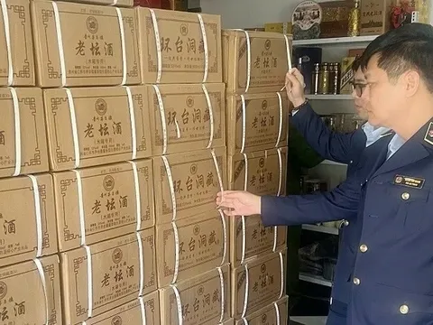 Phát hiện kho rượu ngoại gần 2.300 chai, không rõ xuất xứ