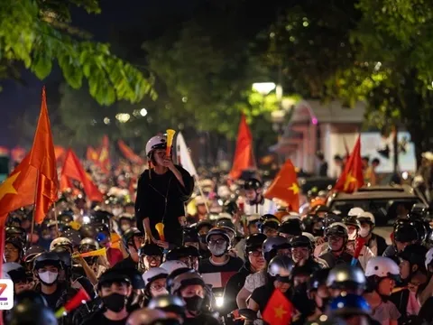 CĐV 'đi bão' xuyên đêm ở TP.HCM khi U23 Việt Nam vào bán kết