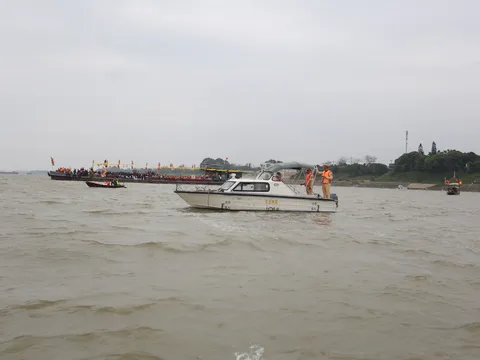 CSGT đường thủy Hà Nội đảm bảo an toàn tuyệt đối lễ rước Thánh Tản Viên qua Sông Hồng