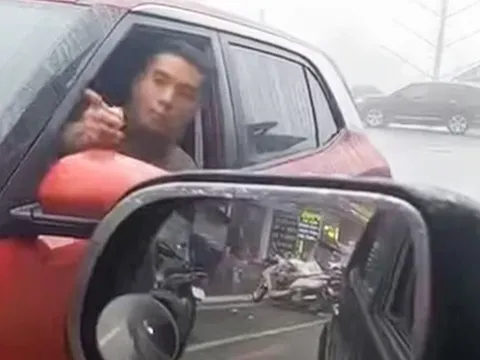 Ôtô đi ngược chiều, tài xế còn thách thức 'đỗ đến mai'