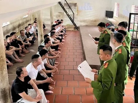 Tổ bầu cử trực tiếp mang hòm phiếu đến từng khu giam giữ để thực hiện