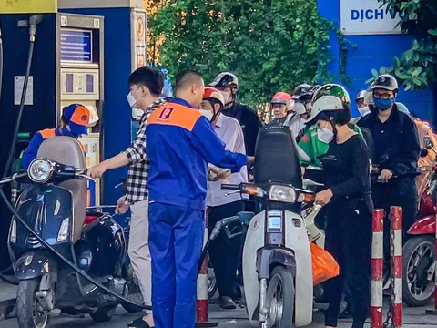 Giá xăng tăng hơn 5.000 đồng/lít trong đêm