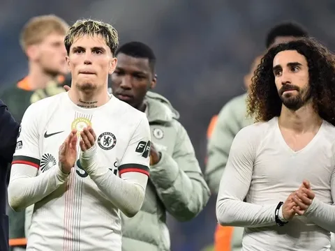 Món quà ý nghĩa từ Chelsea, Liverpool tặng cho MU