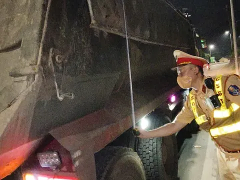 CSGT Hà Nội xử lý dứt điểm xe quá khổ, quá tải