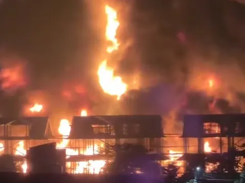 Nhà xưởng ở Đông Anh bốc cháy dữ dội