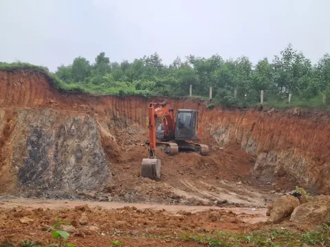 San lấp đất ruộng trái phép ở Phú Thọ giữa ban ngày