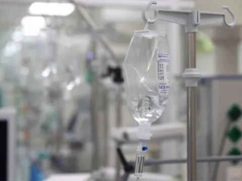 25 học sinh và bảo mẫu ở TP HCM nghi ngộ độc thực phẩm, một người thở máy