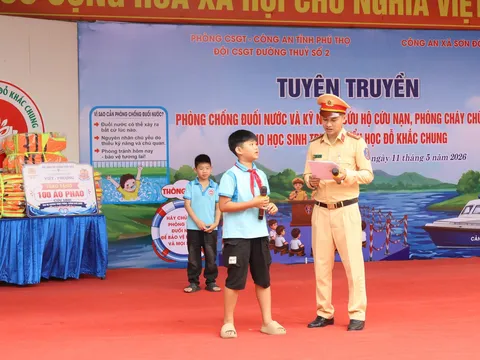 CSGT đường thủ Phú Thọ trực tiếp hướng dẫn học sinh kỹ năng phòng tránh đuối nước