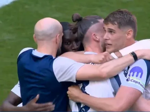 Trụ hạng thành công; Tottenham ăn mừng như vô địch Premier League
