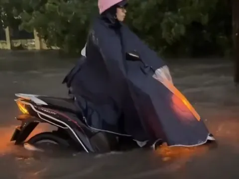 Mưa lớn nhiều tuyến phố Hà Nội ngập sâu