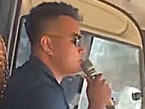 Tài xế vừa hát karaoke vừa lái xe khách ở Nghệ An bị phạt 5,9 triệu đồng