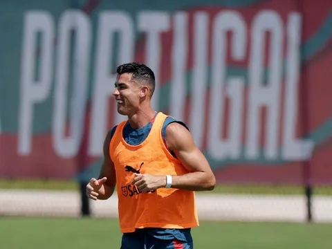 Bồ Đào Nha đè bẹp Uzbekistan: Ronaldo lập cú đúp