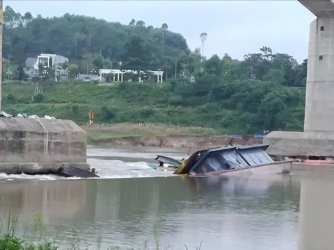 Hai tàu hàng chìm tại chân cầu Sông Lô, 5 người thoát hiểm