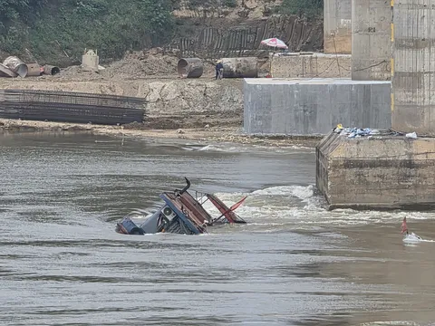 Hai tàu hàng chìm tại chân cầu Sông Lô, 5 người thoát hiểm