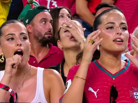 Cặp song sinh gây bão trên khán đài World Cup