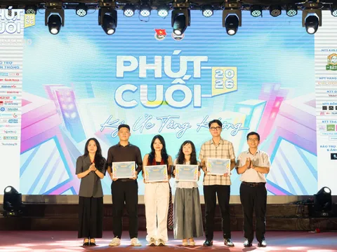 Phút Cuối 2026: Đêm nhạc đưa sinh viên trường Báo tới những tầng ký ức cuối