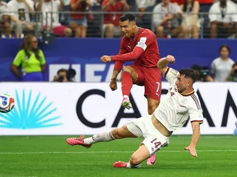 Thua Tây Ban Nha, Ronaldo cùng tuyển Bồ Đào Nha lên khán đài xem World Cup