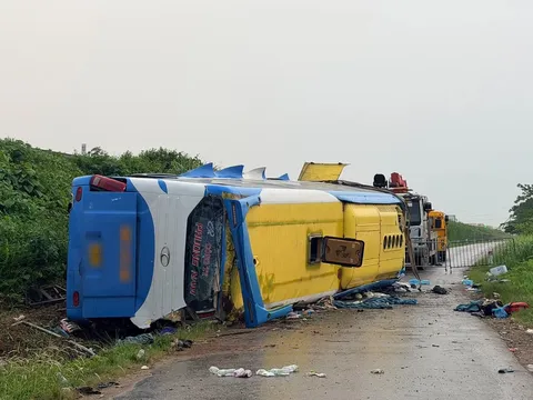 Ôtô khách lao khỏi cao tốc Pháp Vân - Cầu Giẽ, 4 người tử vong