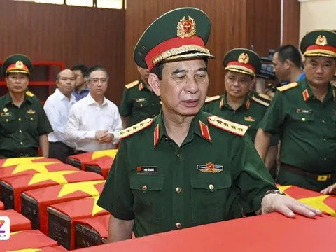 Đại tướng Phan Văn Giang tưởng niệm liệt sĩ tại công viên Lê Thị Riêng