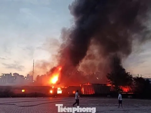Cháy lớn tại dãy nhà xưởng trong làng nghề Triều Khúc Hà Nội