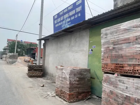 Hai bãi tập kết VLXD ở xã Ứng Hòa có dấu hiệu gây ô nhiễm bị 'sờ gáy'