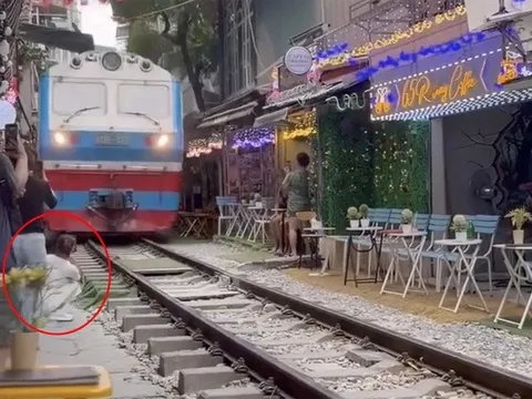 Du khách bị tàu hất văng điện thoại tại 'phố cà phê đường tàu' phường Văn Miếu - Quốc Tử Giám