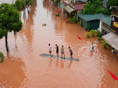 Lạng Sơn lũ dâng cao, nhà dân chìm trong biển nước