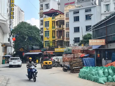 Bãi VLXD nhếch nhác ở phường Thanh Xuân