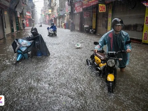 Hà Nội mưa trắng trời, người dân chèo thuyền giữa phố 'ngập như sông'