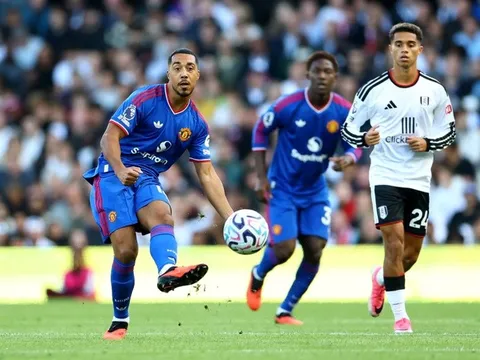Tuyến giữa 155 triệu bảng của MU mất hút trước Fulham