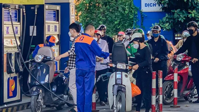 Giá xăng tăng hơn 5.000 đồng/lít trong đêm