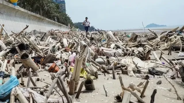 Cảnh tượng 'kinh hoàng' ở bãi biển Hải Tiến Thanh Hóa