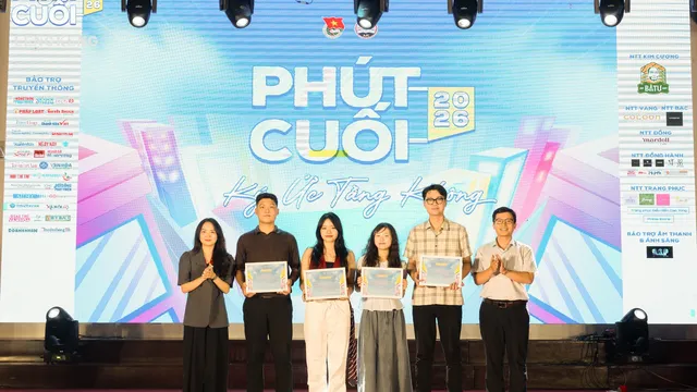Phút Cuối 2026: Đêm nhạc đưa sinh viên trường Báo tới những tầng ký ức cuối