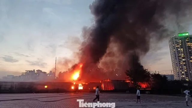 Cháy lớn tại dãy nhà xưởng trong làng nghề Triều Khúc Hà Nội