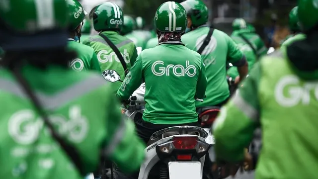 Tài xế Grab kêu gọi tắt app, tranh cãi chuyện chia tiền mỗi cuốc xe
