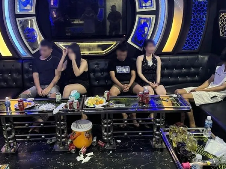 Khách hát tử vong bí ẩn, lộ quán karaoke chứa mại dâm, ma túy
